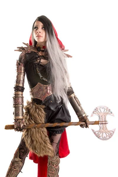 Koyu kırmızı başlıklı kız