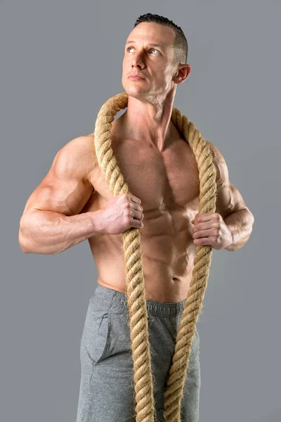 Krachtige man met een touw — Stockfoto