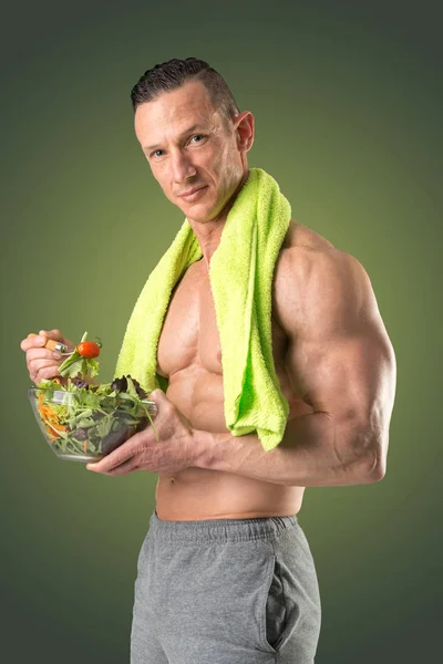 Egészséges ember eszik egy saláta — Stock Fotó