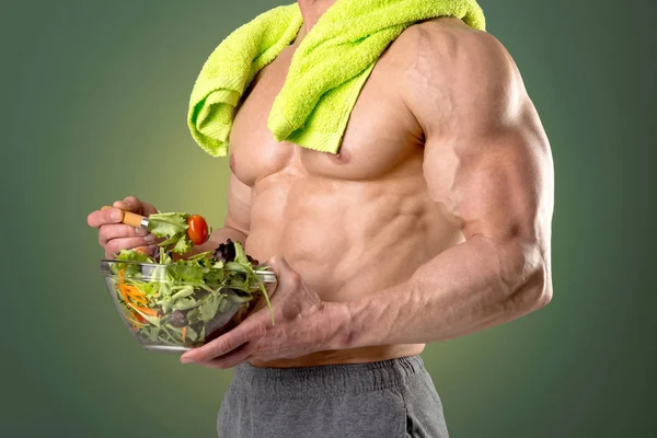 Homem saudável comendo uma salada — Fotografia de Stock