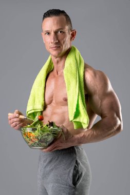 Sağlıklı biri bir salata yemek