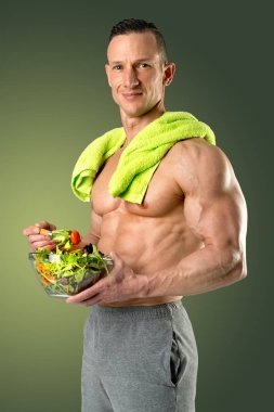 Sağlıklı biri bir salata yemek