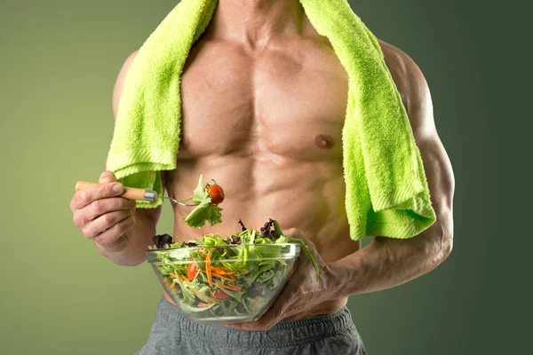 Gesunder Mann isst einen Salat — Stockfoto