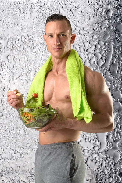 Hombre sano comiendo una ensalada —  Fotos de Stock