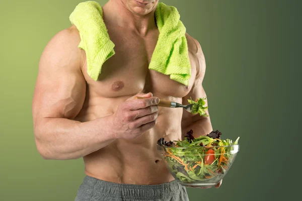 Здоровий чоловік їсть салат — стокове фото