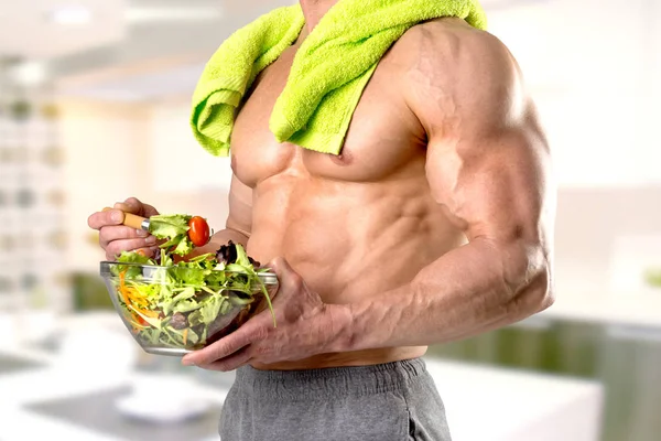 Gesunder Mann isst einen Salat — Stockfoto