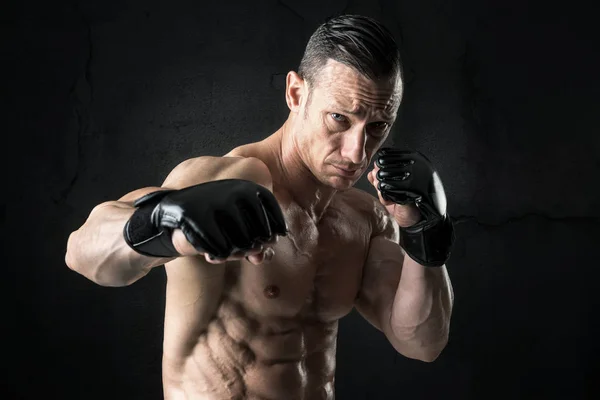 MMA idrottsman med handskar — Stockfoto
