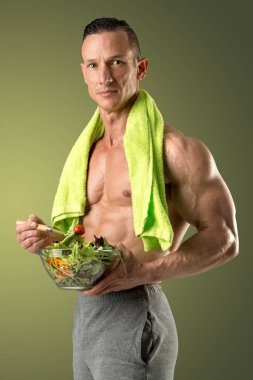 Sağlıklı biri bir salata yemek