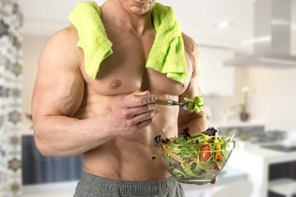 Zdrowy człowiek jedzenie sałatka — Zdjęcie stockowe