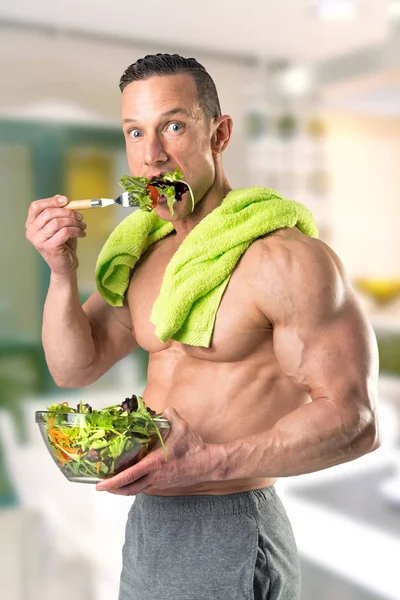 Υγιής άνθρωπος τρώει μια σαλάτα — Φωτογραφία Αρχείου