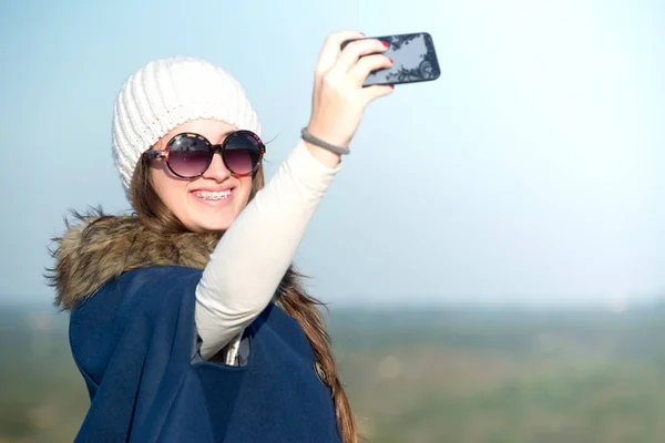 Jong meisje met cellphone — Stockfoto