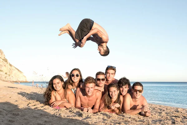 Vrienden in de zomer — Stockfoto