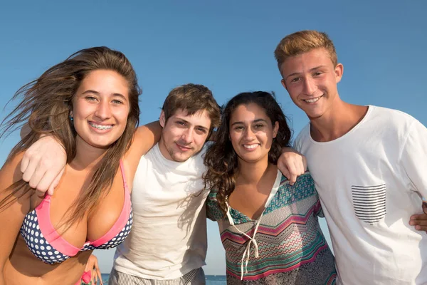 Vrienden in de zomer — Stockfoto