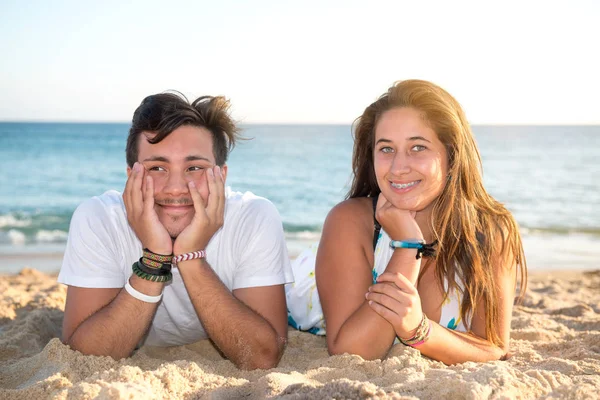 Casal na hora de verão — Fotografia de Stock