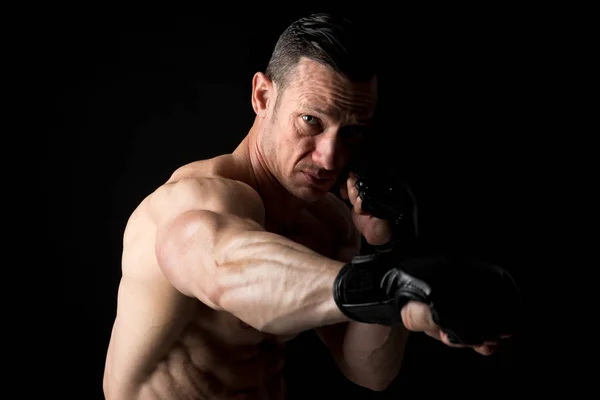 MMA idrottsman med handskar — Stockfoto