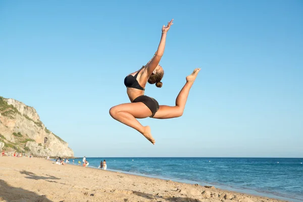 Menina pulando na praia — Fotografia de Stock