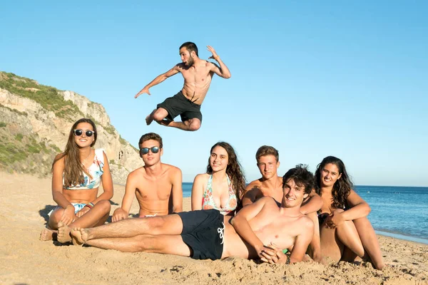 Vrienden in de zomer — Stockfoto