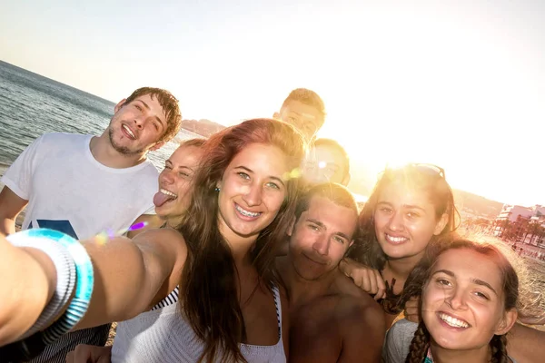 Amici in estate farsi un selfie — Foto Stock