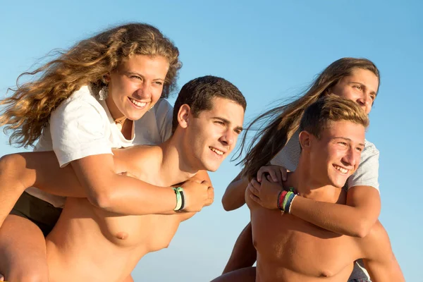 Vrienden in de zomer — Stockfoto