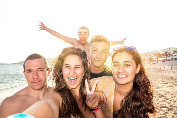 Amigos en verano tomando una selfie —  Fotos de Stock