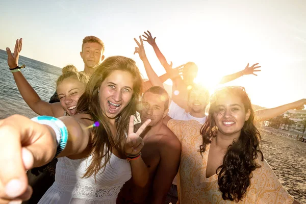 Amigos no verão tirando uma selfie — Fotografia de Stock