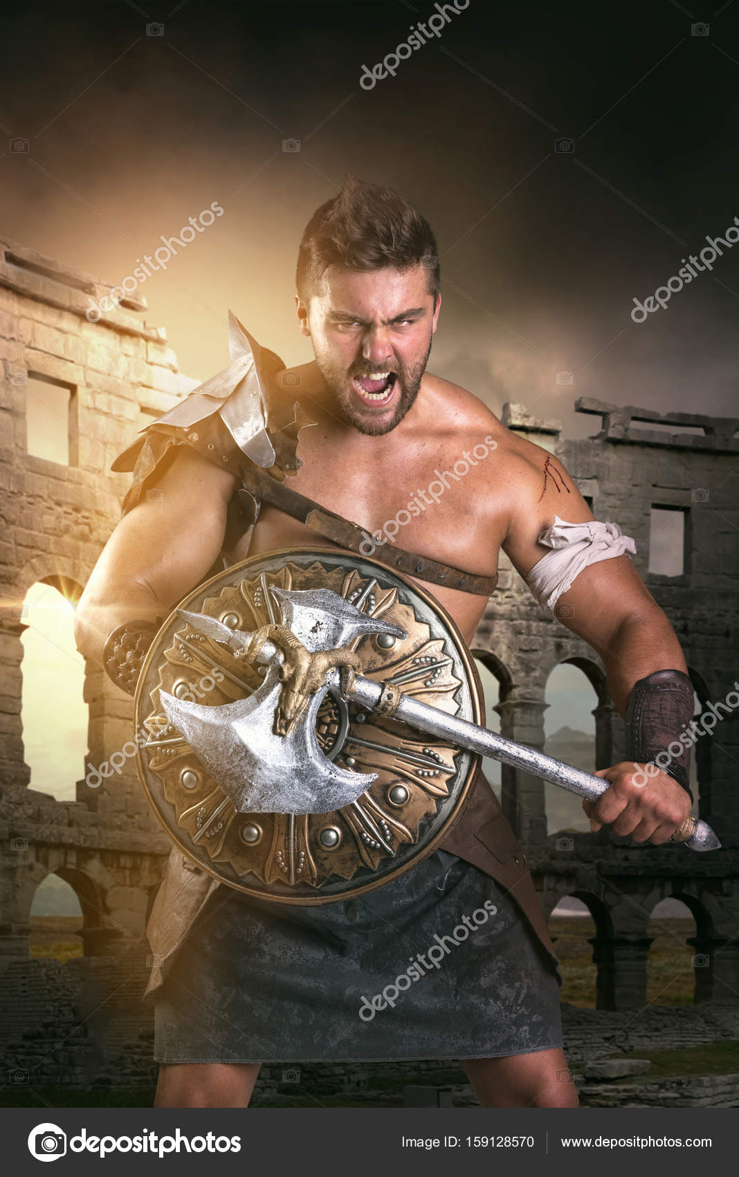 Gladiador / Guerrero bárbaro — Foto de stock #159128570 © luislouro, image size:1068x1700
