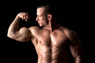 kusursuz bir beden ile adam