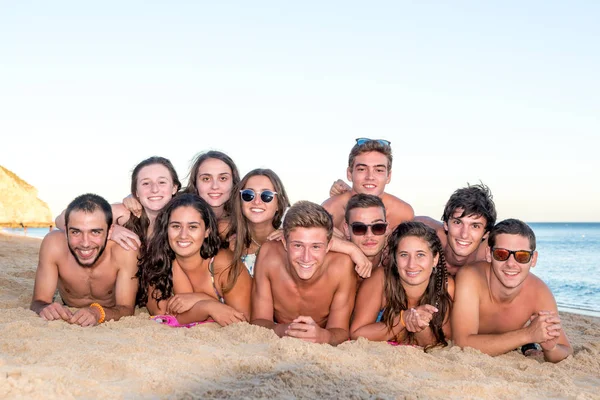 Vrienden in de zomer — Stockfoto