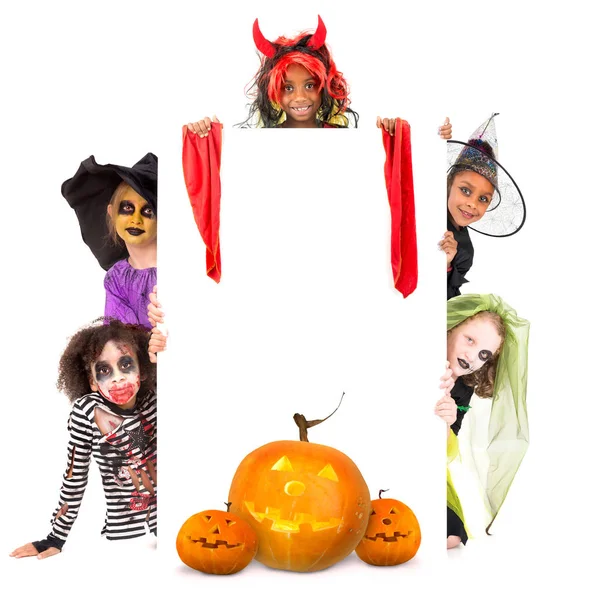 Kinderen in Halloween kostuums — Stockfoto