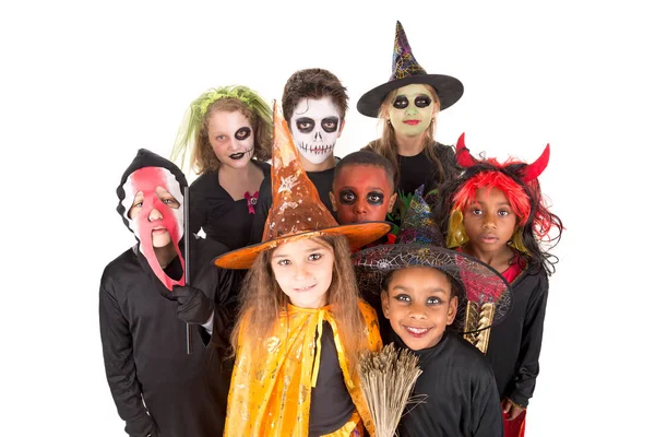 Kinderen in Halloween kostuums — Stockfoto