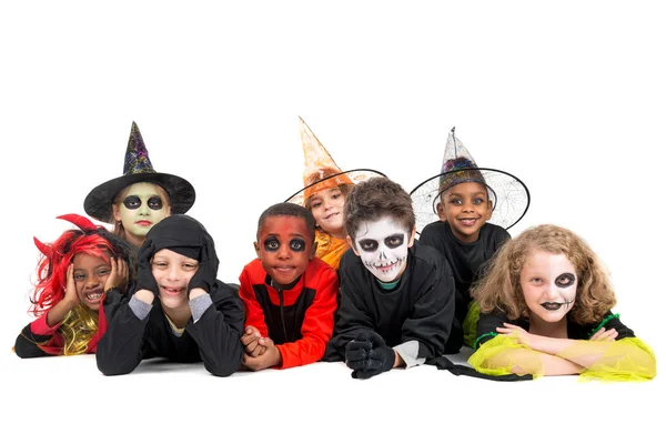 Kinderen in Halloween kostuums — Stockfoto