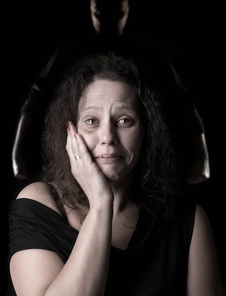 ผู้หญิงที่ตกเป็นเหยื่อของความรุนแรงในครอบครัว — ภาพถ่ายสต็อก