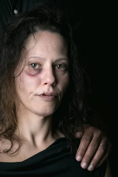 Жінка жертва домашнього насильства — стокове фото