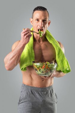 Sağlıklı biri bir salata yemek