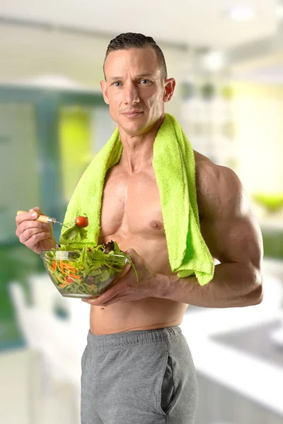 Homem saudável comendo uma salada — Fotografia de Stock