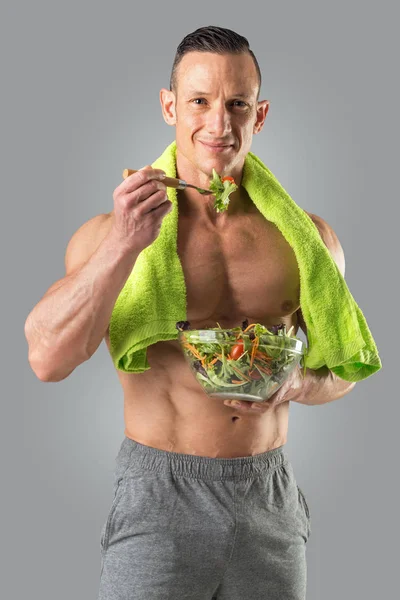 Здоровий чоловік їсть салат — стокове фото