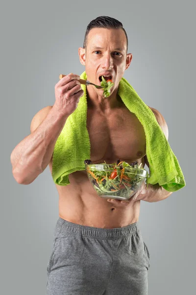 Sağlıklı biri bir salata yemek