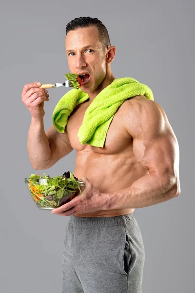 Friska människan äter en sallad — Stockfoto