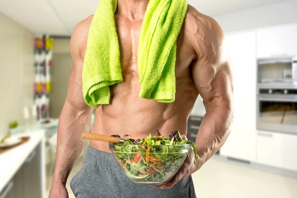 Homem saudável comendo uma salada — Fotografia de Stock