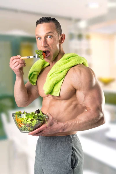 Υγιής άνθρωπος τρώει μια σαλάτα — Φωτογραφία Αρχείου