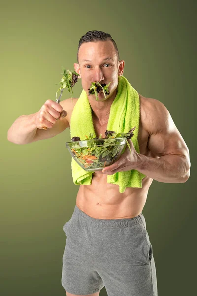 Sağlıklı biri bir salata yemek