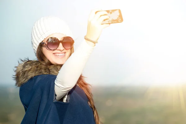 Selfie mit jungen Mädchen — Stockfoto