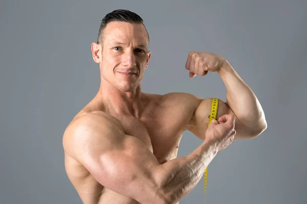 Hombre con grandes bíceps — Foto de Stock