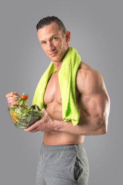 Sağlıklı biri bir salata yemek