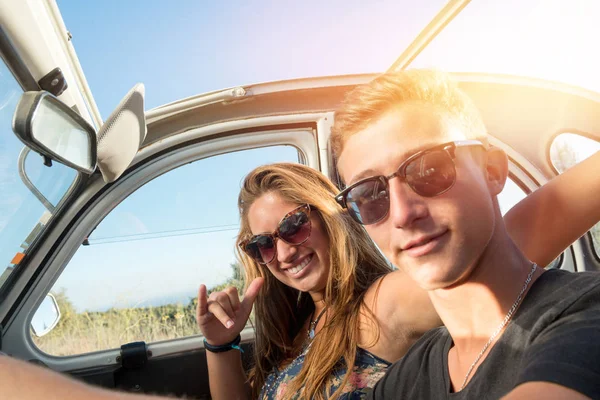 Casal em um carro — Fotografia de Stock