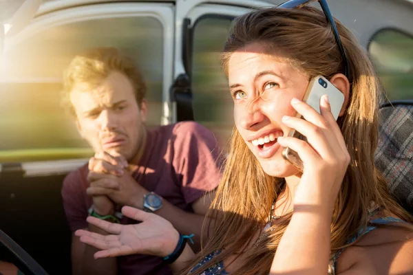 Rijden en praten via de telefoon — Stockfoto