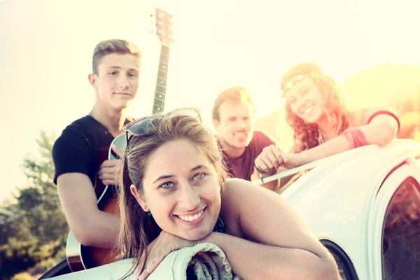 Gelukkig groep op vakantie — Stockfoto