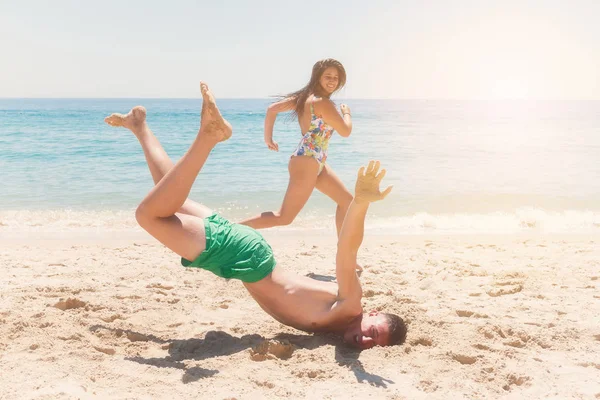 Niño cayendo en la playa —  Fotos de Stock