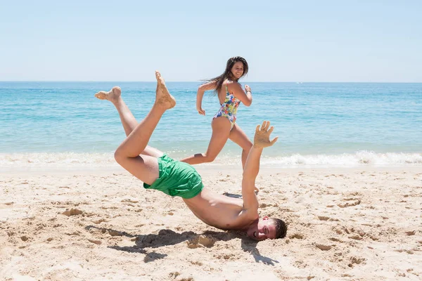 Menino caindo na praia — Fotografia de Stock