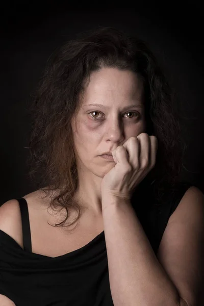 Donna vittima di violenza domestica — Foto Stock